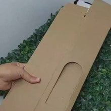 Carregar e reproduzir vídeo no visualizador da galeria, Caixa  Kraft  com Visor para Garrafa 8x8x33cm c/10un
